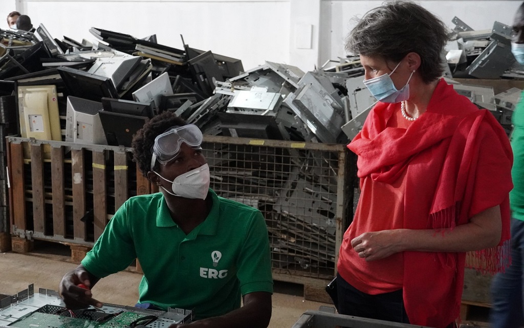 Federal Councillor Simonetta Sommaruga talking to a worker at an electronic waste recycling firm in Accra (Ghana)